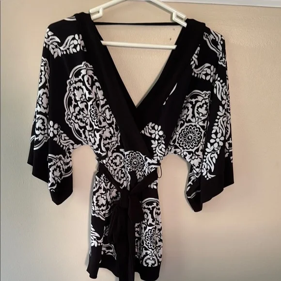 White Horse Black Market Elegant Black and White Women's Top - Picture 1 of 9